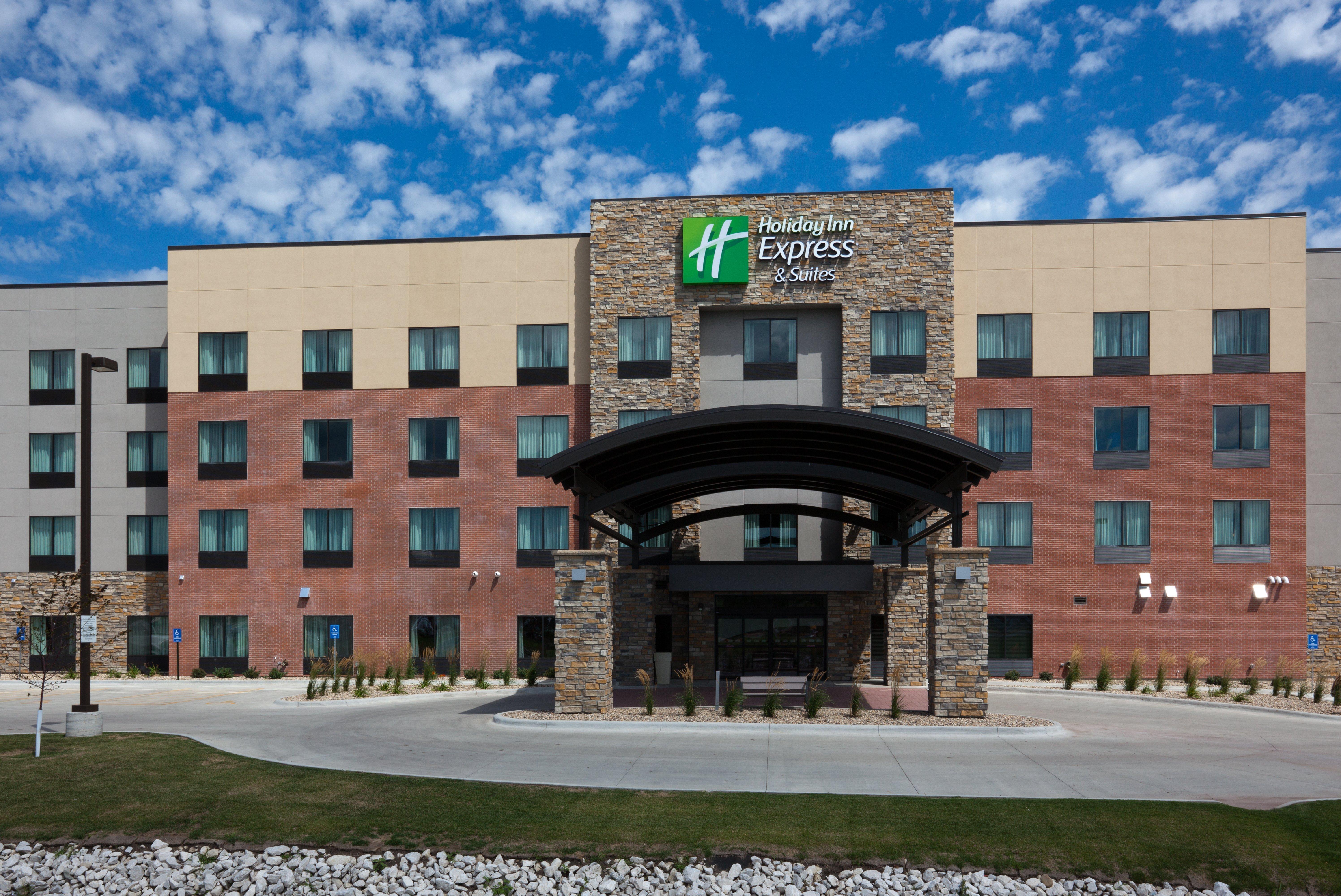 Holiday Inn Express & Suites Fort Dodge By Ihg Екстериор снимка
