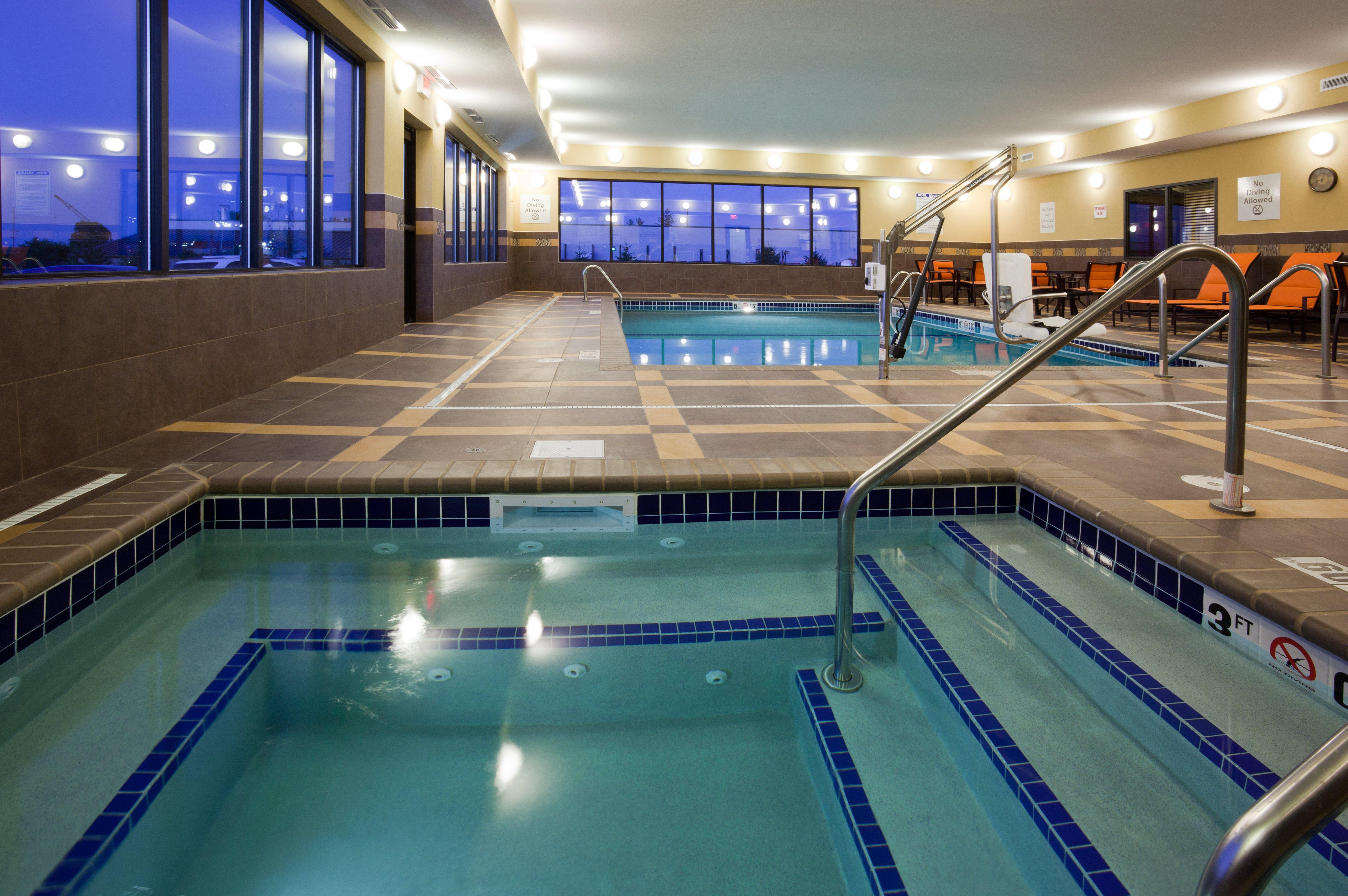 Holiday Inn Express & Suites Fort Dodge By Ihg Екстериор снимка