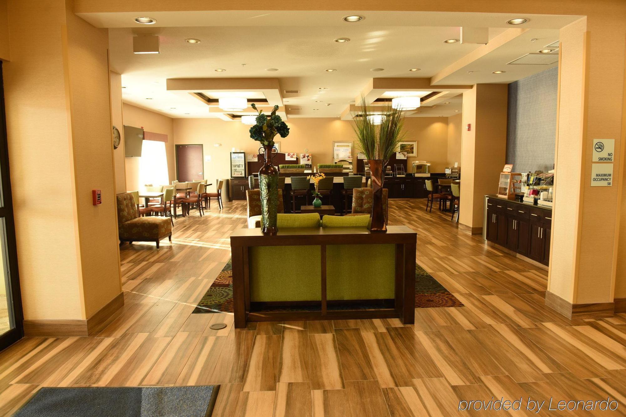 Holiday Inn Express & Suites Fort Dodge By Ihg Екстериор снимка
