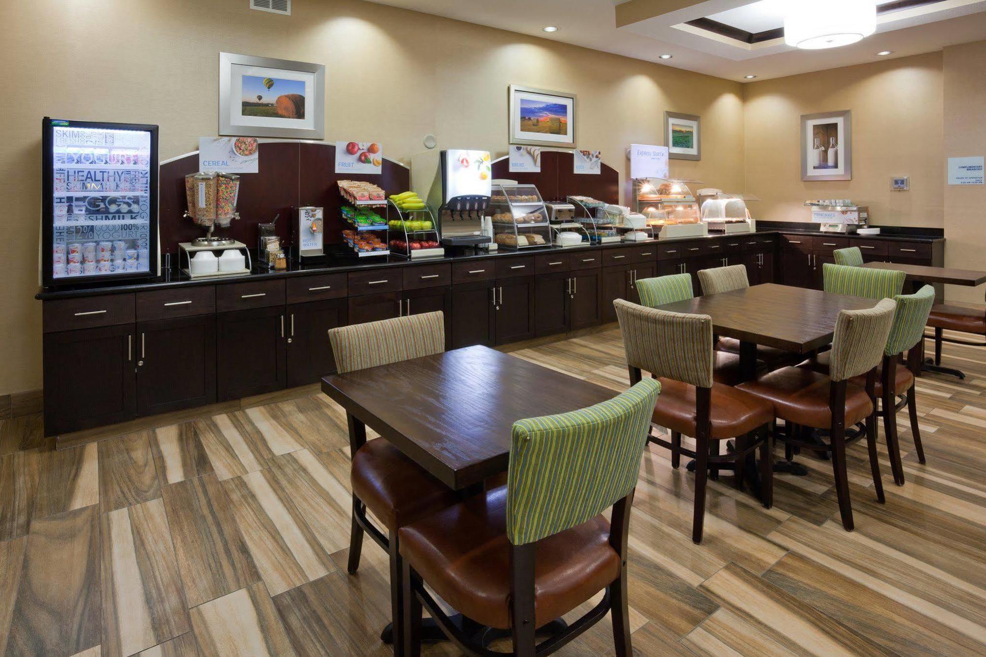 Holiday Inn Express & Suites Fort Dodge By Ihg Екстериор снимка